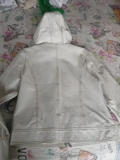 Chaqueta blanca de cueto con capucha y bolsillos - miniatura 4
