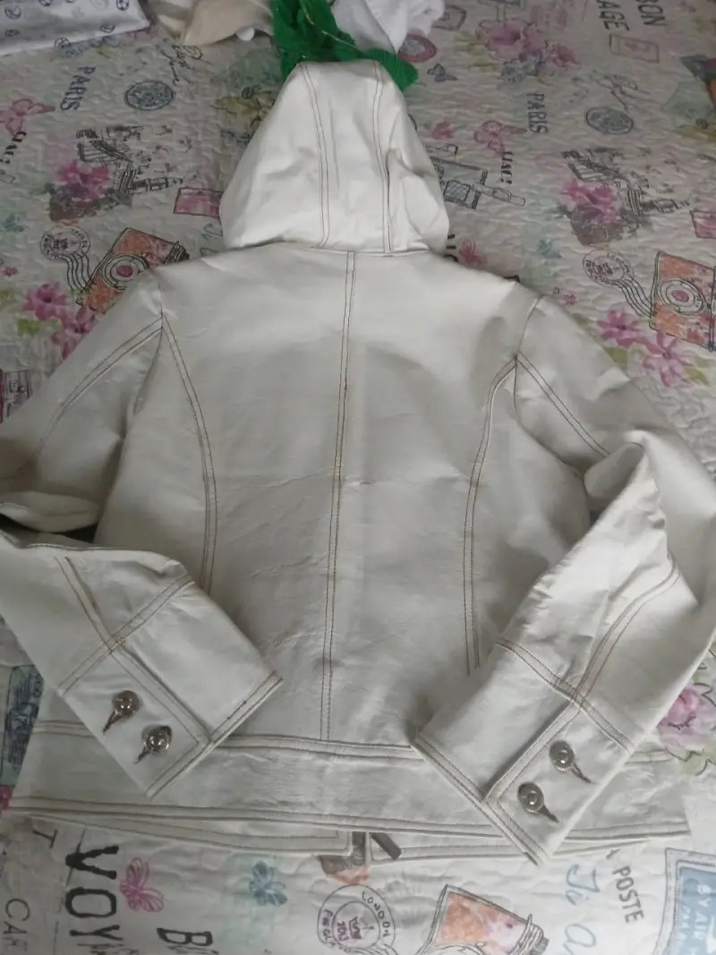 Chaqueta blanca de cueto con capucha y bolsillos - 5
