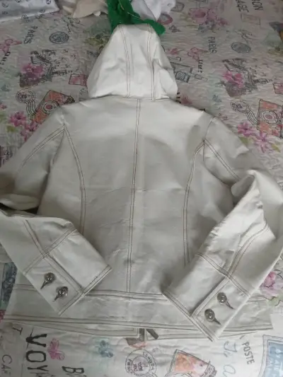 Chaqueta blanca de cueto con capucha y bolsillos - miniatura 5