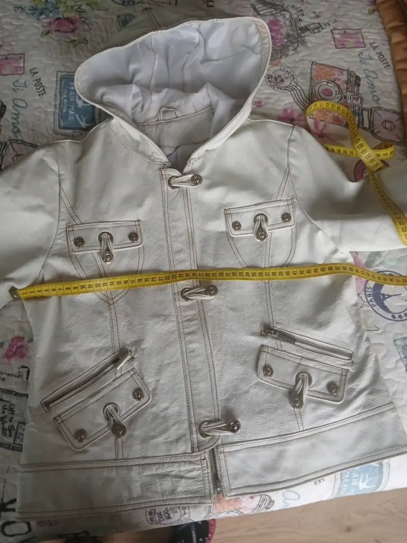 Chaqueta blanca de cueto con capucha y bolsillos - 6