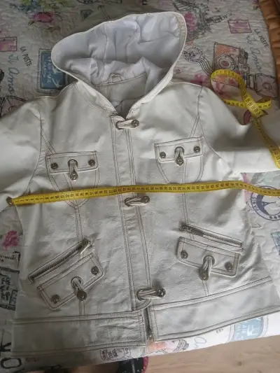 Chaqueta blanca de cueto con capucha y bolsillos - miniatura 6
