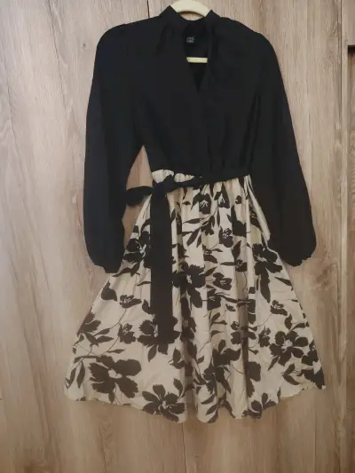 Vestido floral beige y negro - miniatura 1