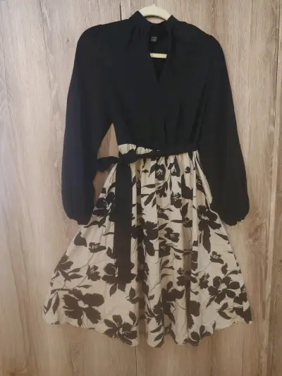 Vestido floral beige y negro - miniatura 2