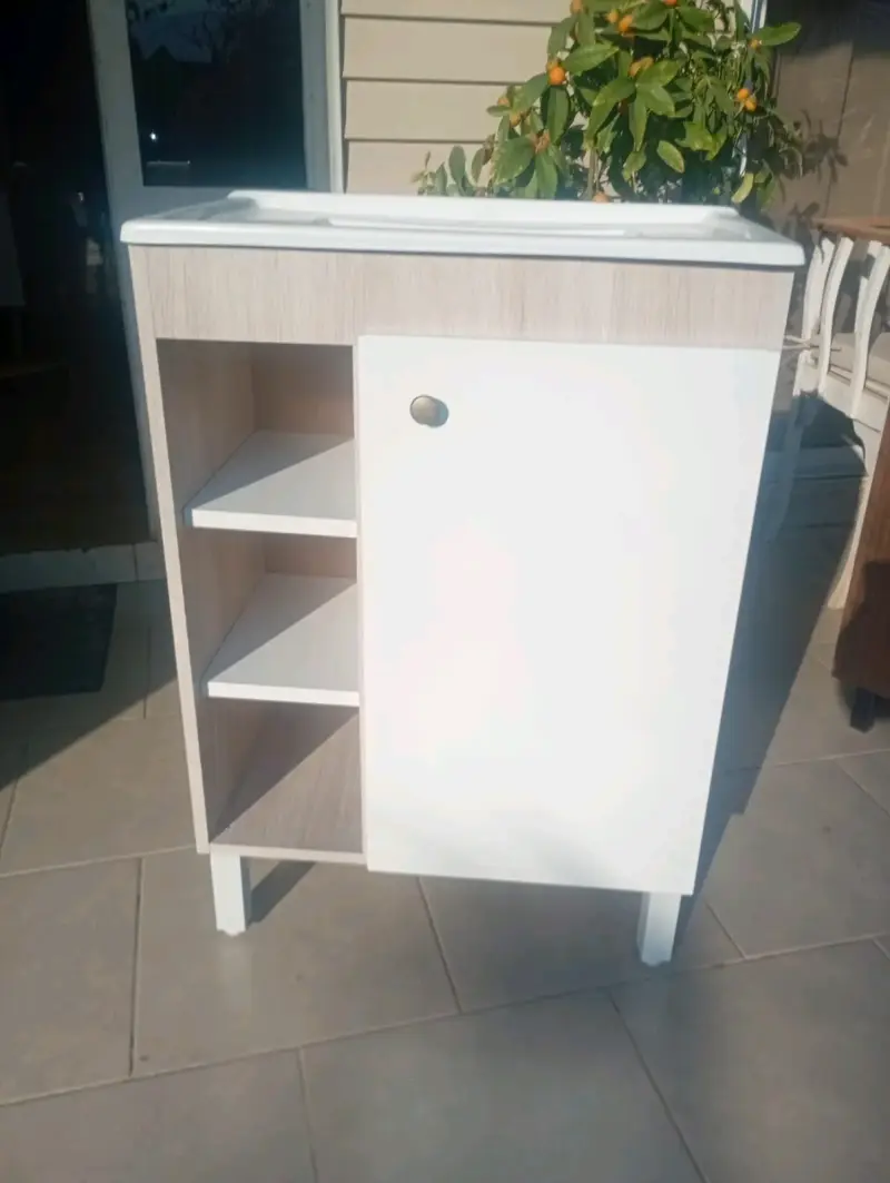Mueble de baño con lavamanos incorporado - 1