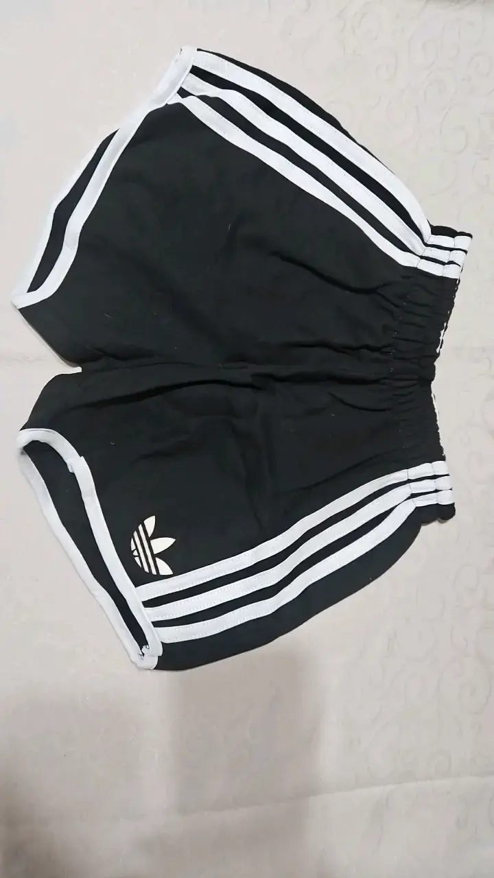 Shorts deportivos negros con franjas
