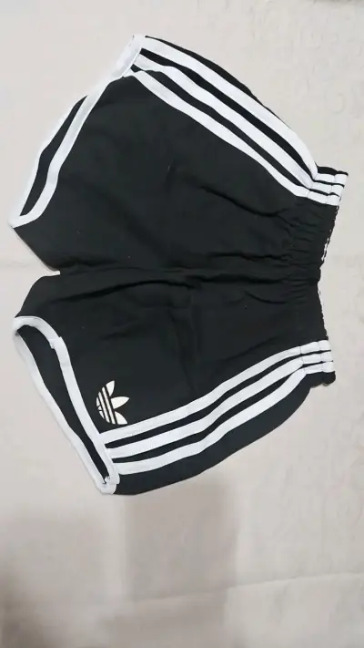 Shorts deportivos negros con franjas - miniatura 1