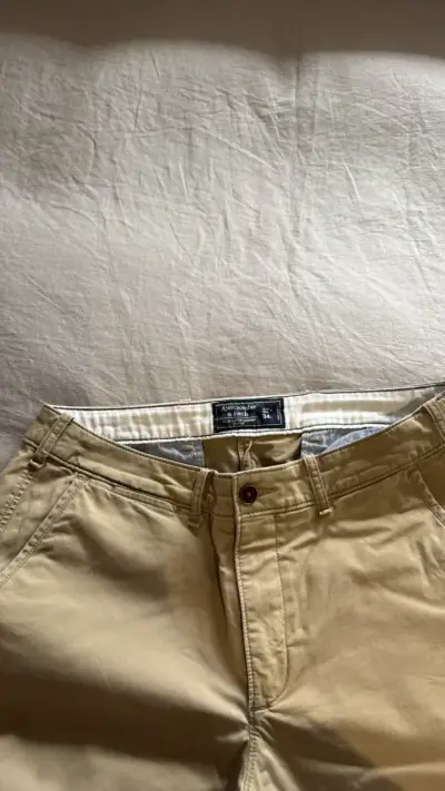 Pantalones beige de hombre estilo casual - miniatura 2