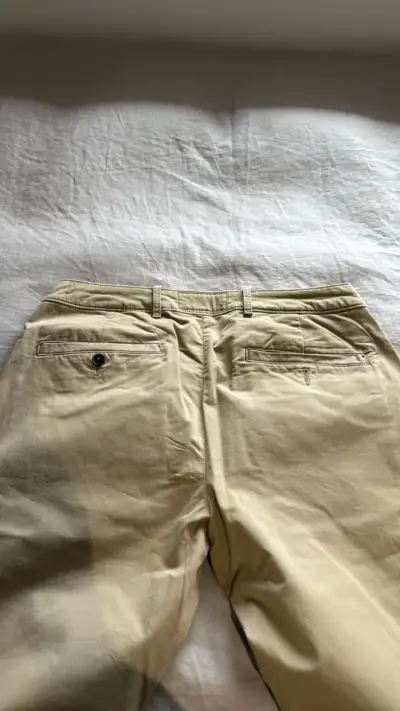 Pantalones beige de hombre estilo casual - miniatura 3