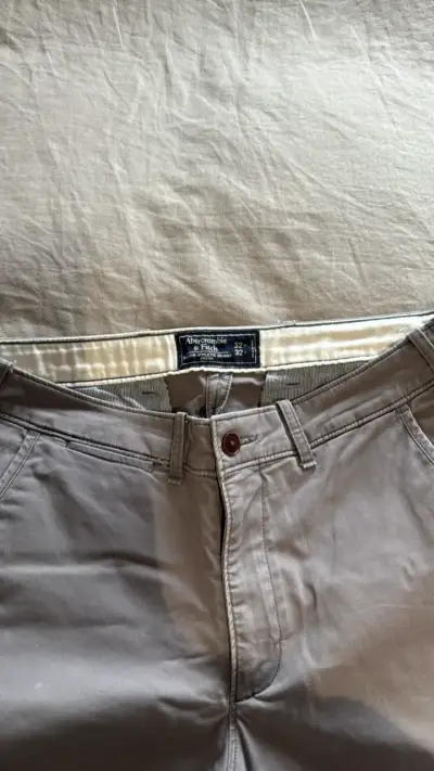 Pantalones beige de hombre estilo casual - miniatura 2