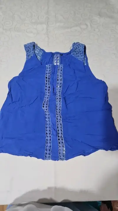 Blusa azul con encaje para mujer - miniatura 1