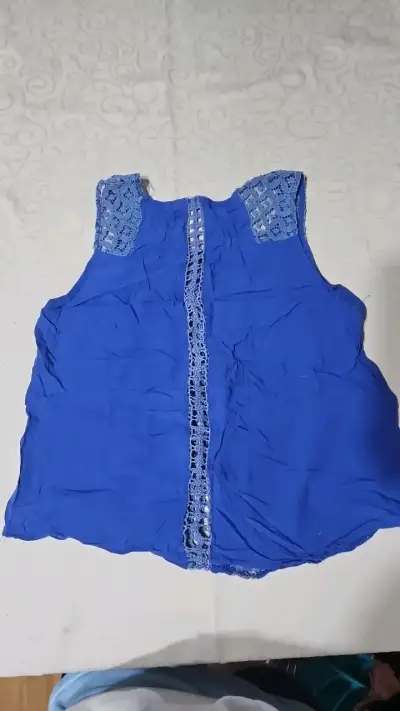 Blusa azul con encaje para mujer - miniatura 2