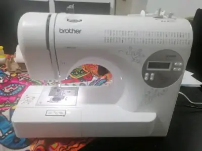 Máquina de coser Brother con pantalla digital - miniatura 1