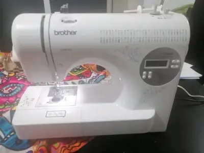 Máquina de coser Brother con pantalla digital - miniatura 2