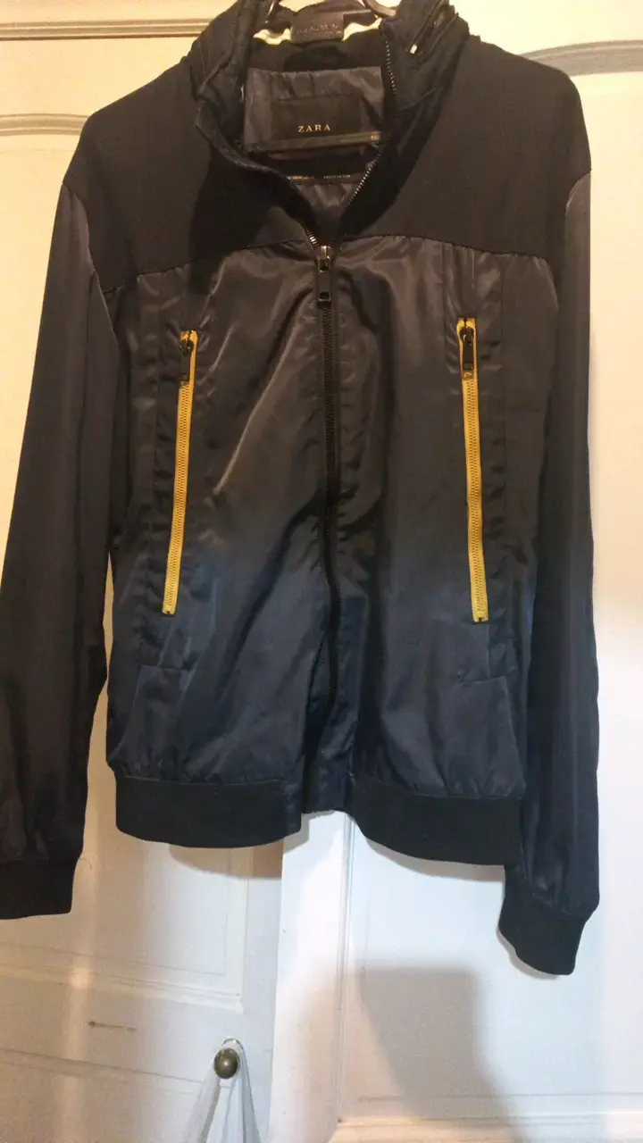 Chaqueta Zara negra con cierre amarillo - 1