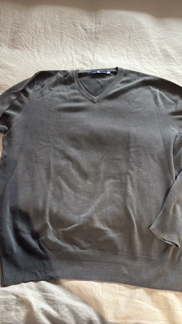 Sweater gris de cuello en V para hombre - 1