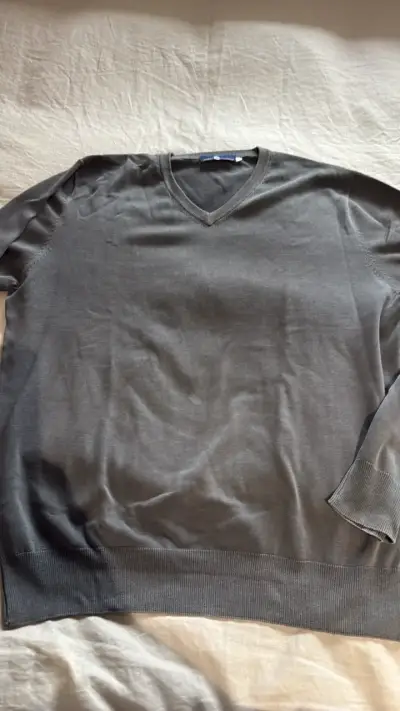 Sweater gris de cuello en V para hombre - miniatura 1