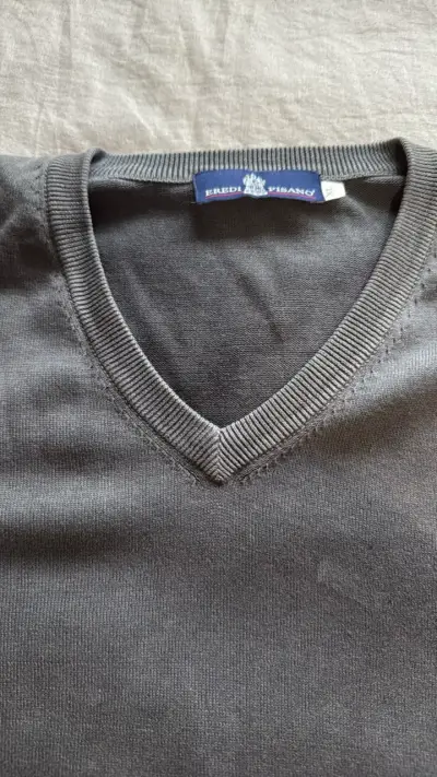 Sweater gris de cuello en V para hombre - miniatura 2