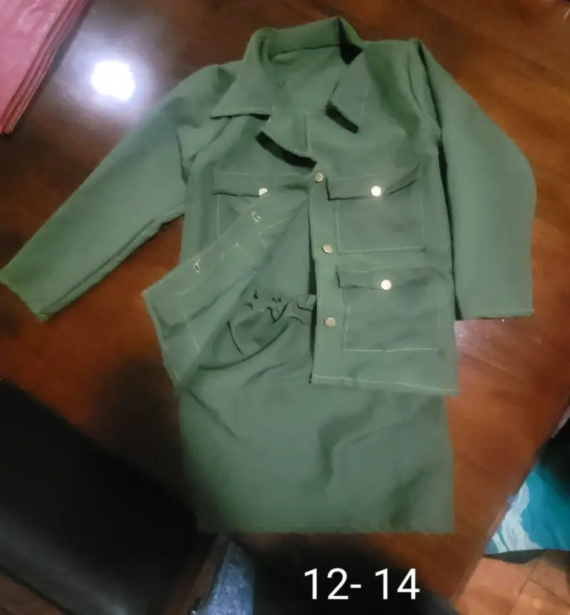 Conjunto verde de chaqueta, falda corb talla 12-14
