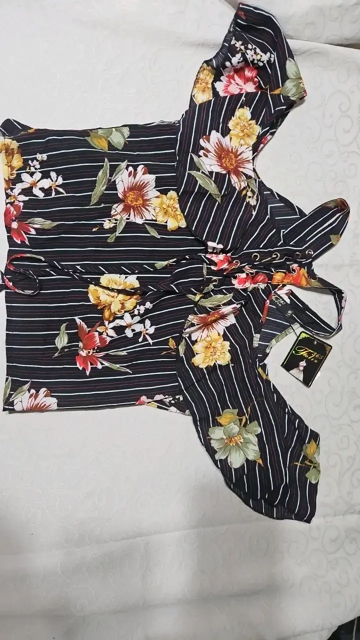 Blusa floral de rayas negras para mujer
