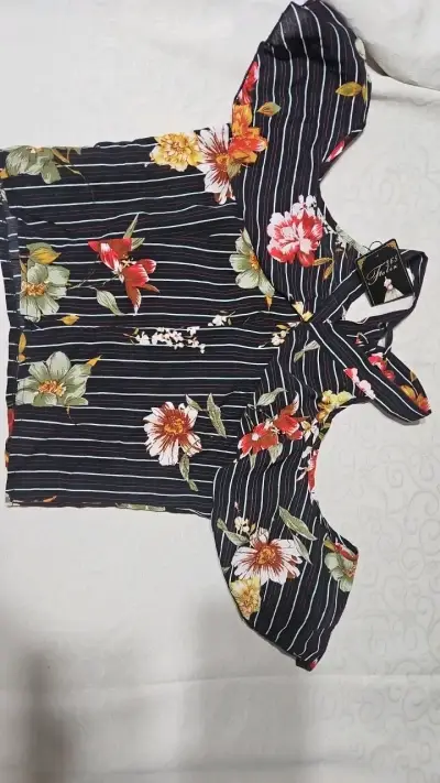 Blusa floral de rayas negras para mujer - miniatura 2