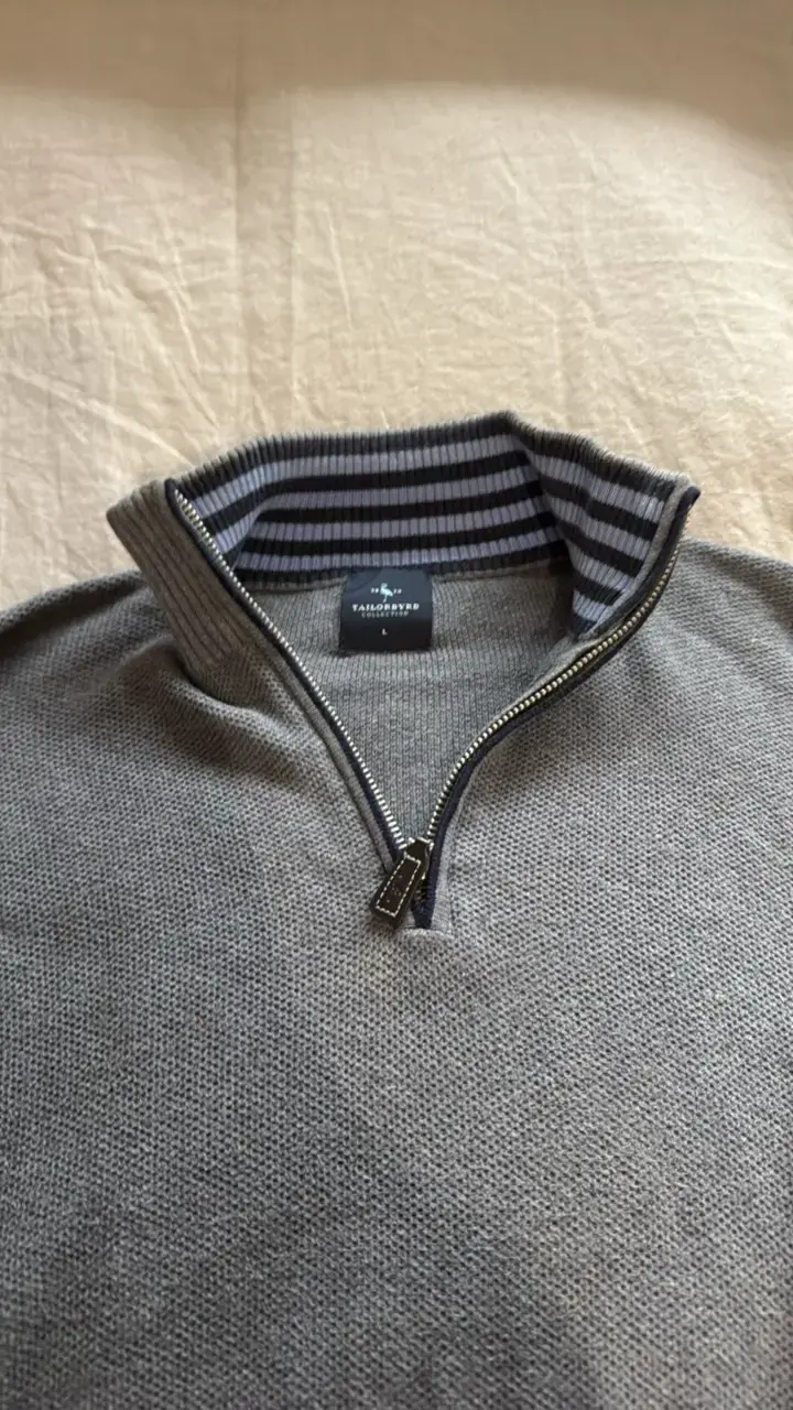Sweater gris con cierre medio - 3