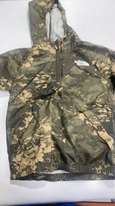 Chaqueta cortavientos The North Face camuflada - miniatura 1