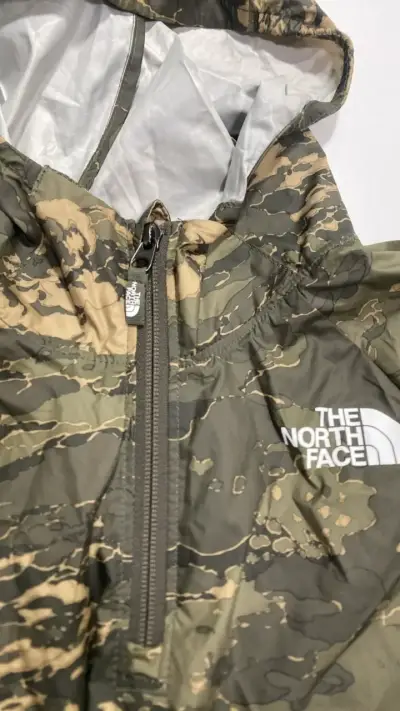 Chaqueta cortavientos The North Face camuflada - miniatura 3
