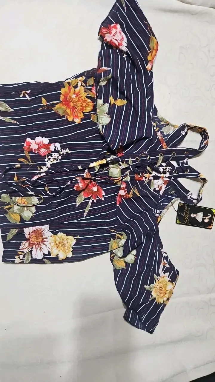 Top floral con rayas azul marino