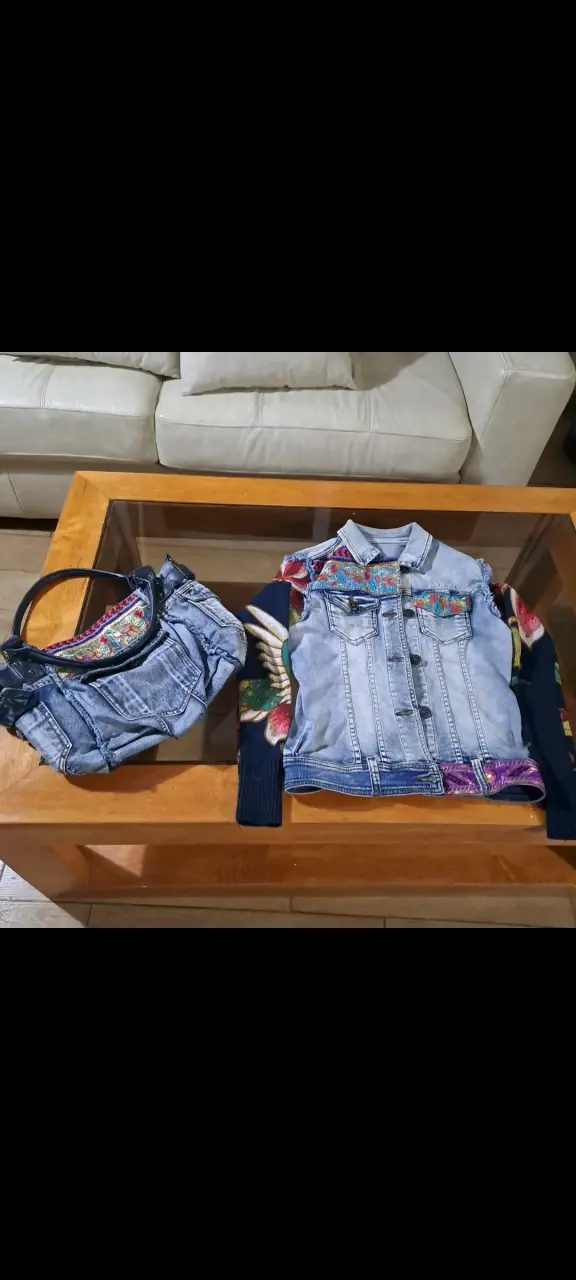 Chaqueta de mezclilla con bordados color Desigual