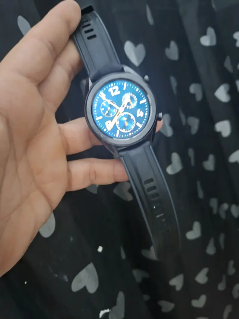 Reloj inteligente con correa de silicona negra - 1