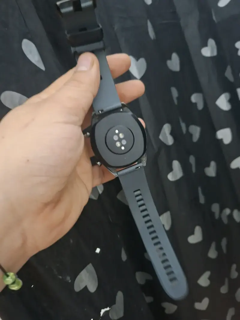 Reloj inteligente con correa de silicona negra - 3