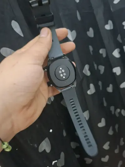 Reloj inteligente con correa de silicona negra - miniatura 3