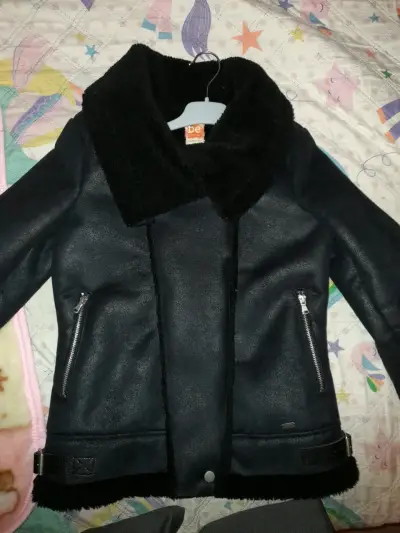 Chaqueta negra con cuello de piel sintética - miniatura 1