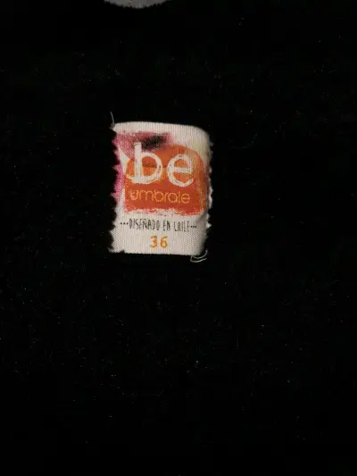 Chaqueta negra con cuello de piel sintética - miniatura 2