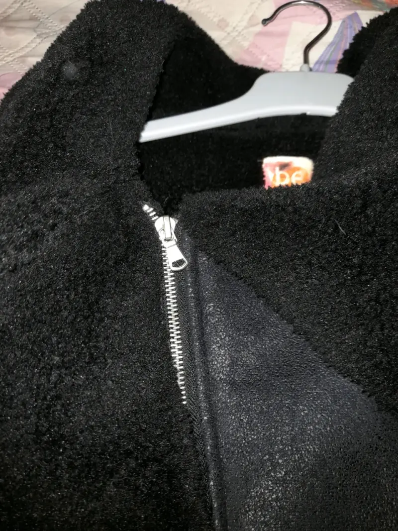 Chaqueta negra con cuello de piel sintética - 3