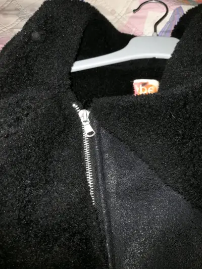 Chaqueta negra con cuello de piel sintética - miniatura 3