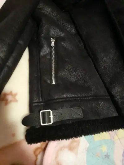Chaqueta negra con cuello de piel sintética - miniatura 4