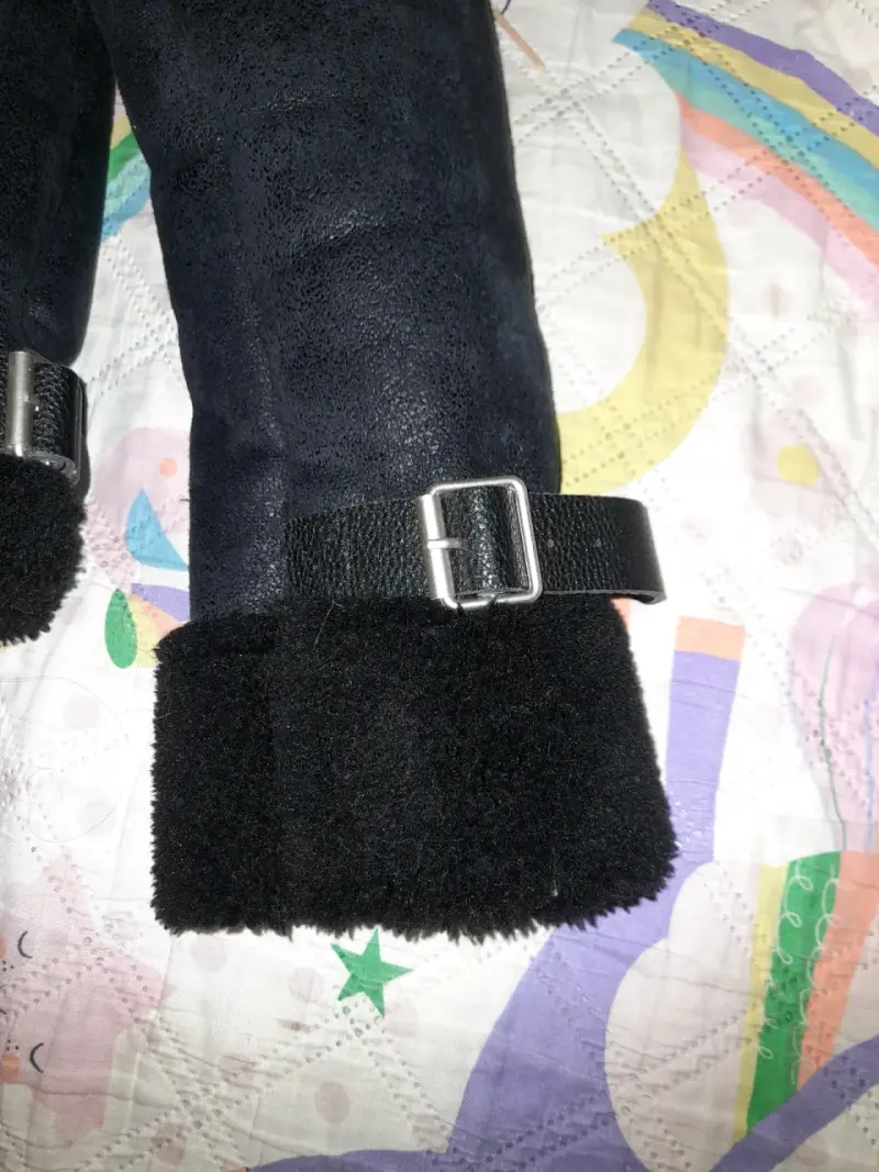 Chaqueta negra con cuello de piel sintética - 5