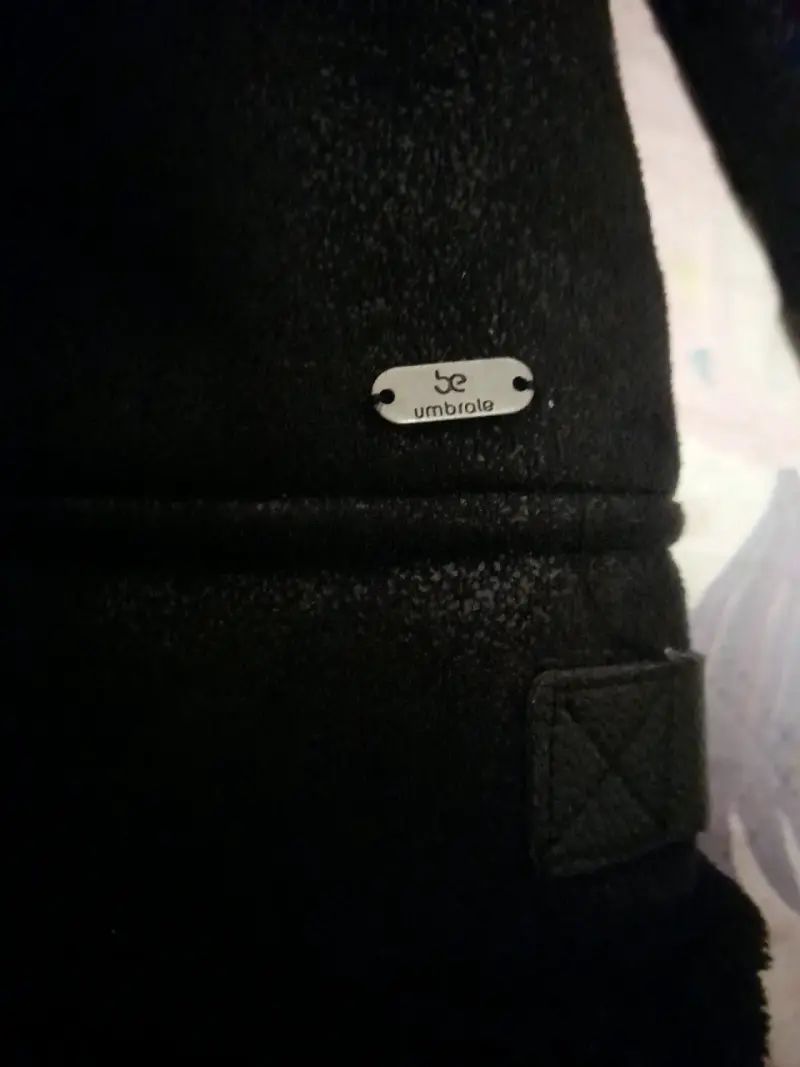 Chaqueta negra con cuello de piel sintética - 6