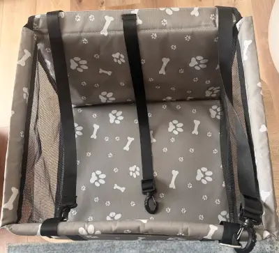 Asiento de seguridad para mascotas con diseño de huellas - miniatura 1
