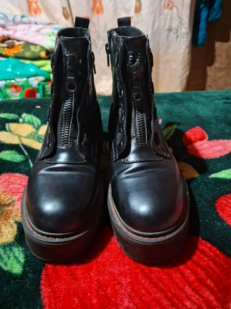 Botas negras de cuero con cierre - 1