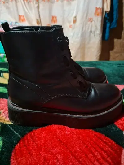 Botas negras de cuero con cierre - miniatura 2