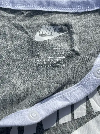 Enterito de bebé Nike gris con estampado - miniatura 2