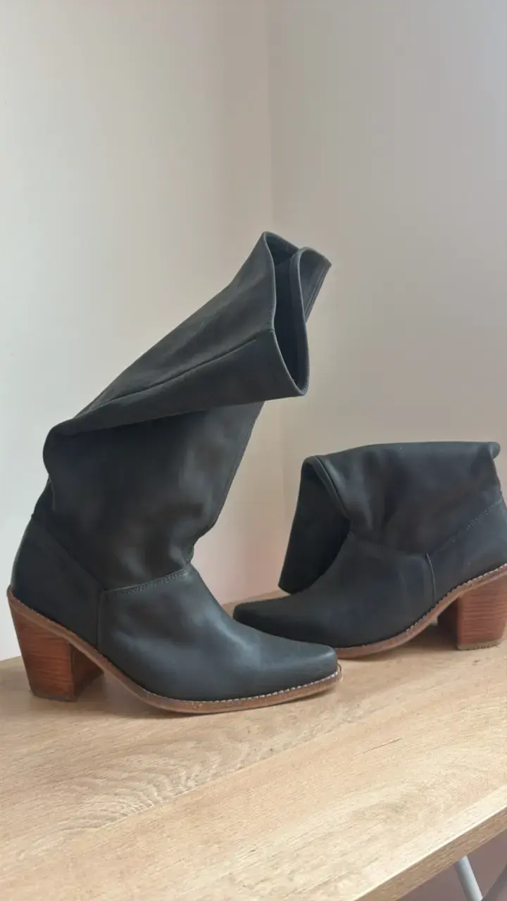 Botas de cuero negras con tacón de madera - 1