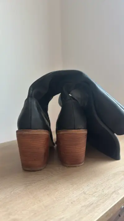Botas de cuero negras con tacón de madera - miniatura 2