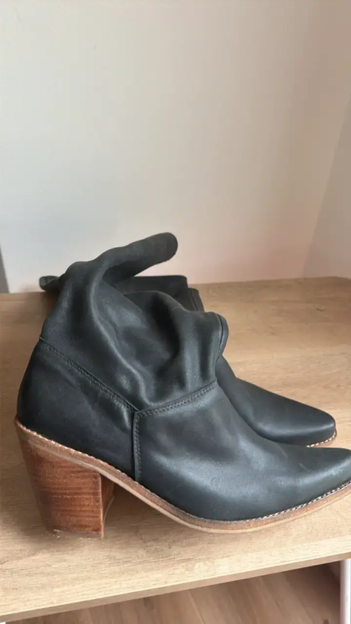 Botas de cuero negras con tacón de madera - 4