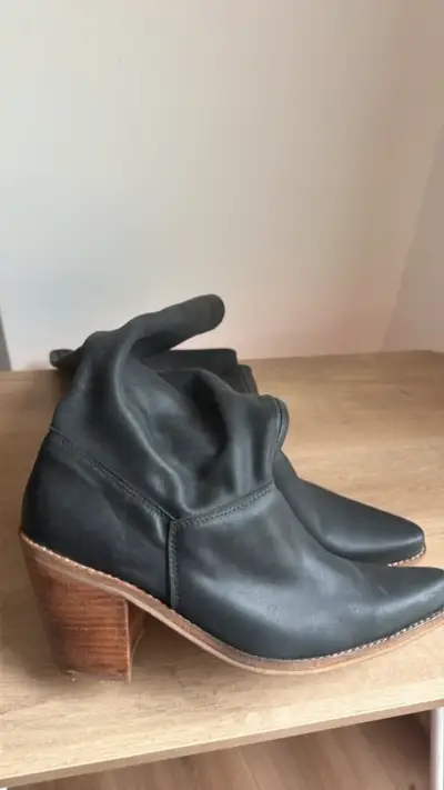 Botas de cuero negras con tacón de madera - miniatura 4