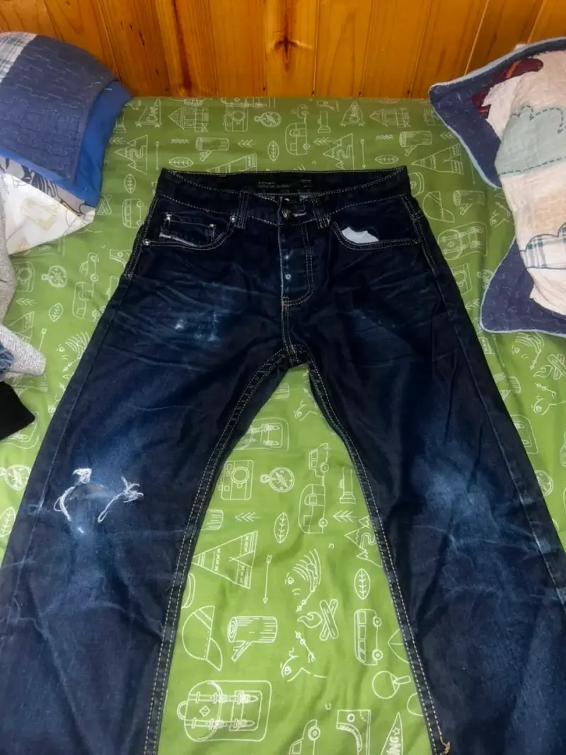Jeans azul oscuro desgastados para hombre