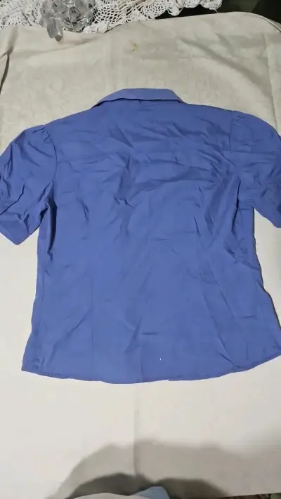 Camisa azul de manga corta para hombre - miniatura 2