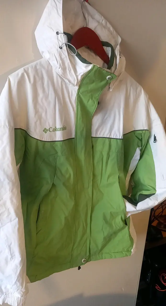 Chaqueta impermeable Columbia verde y blanca
